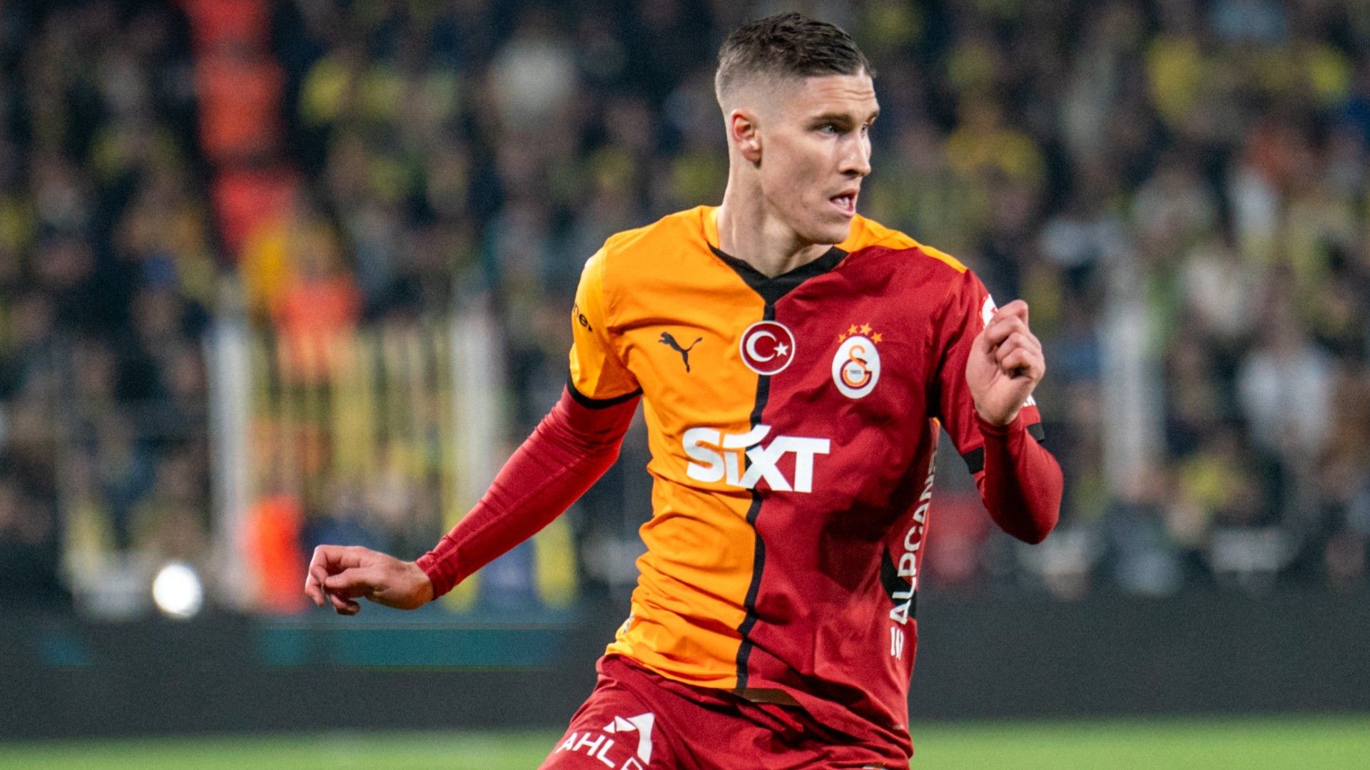 Roland Sallai of Galatasaray controls the ball 