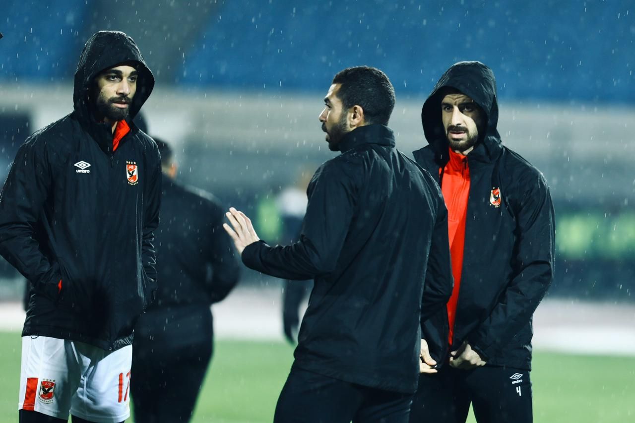 نجوم الأهلي ينتظرون بدء مباراة الأهلي والزمالك في الدوري المصري