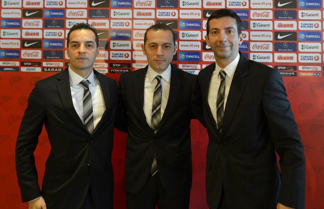 Cüneyt Çakır ile yardımcı hakemler Bahattin Duran ve Tarık Ongun