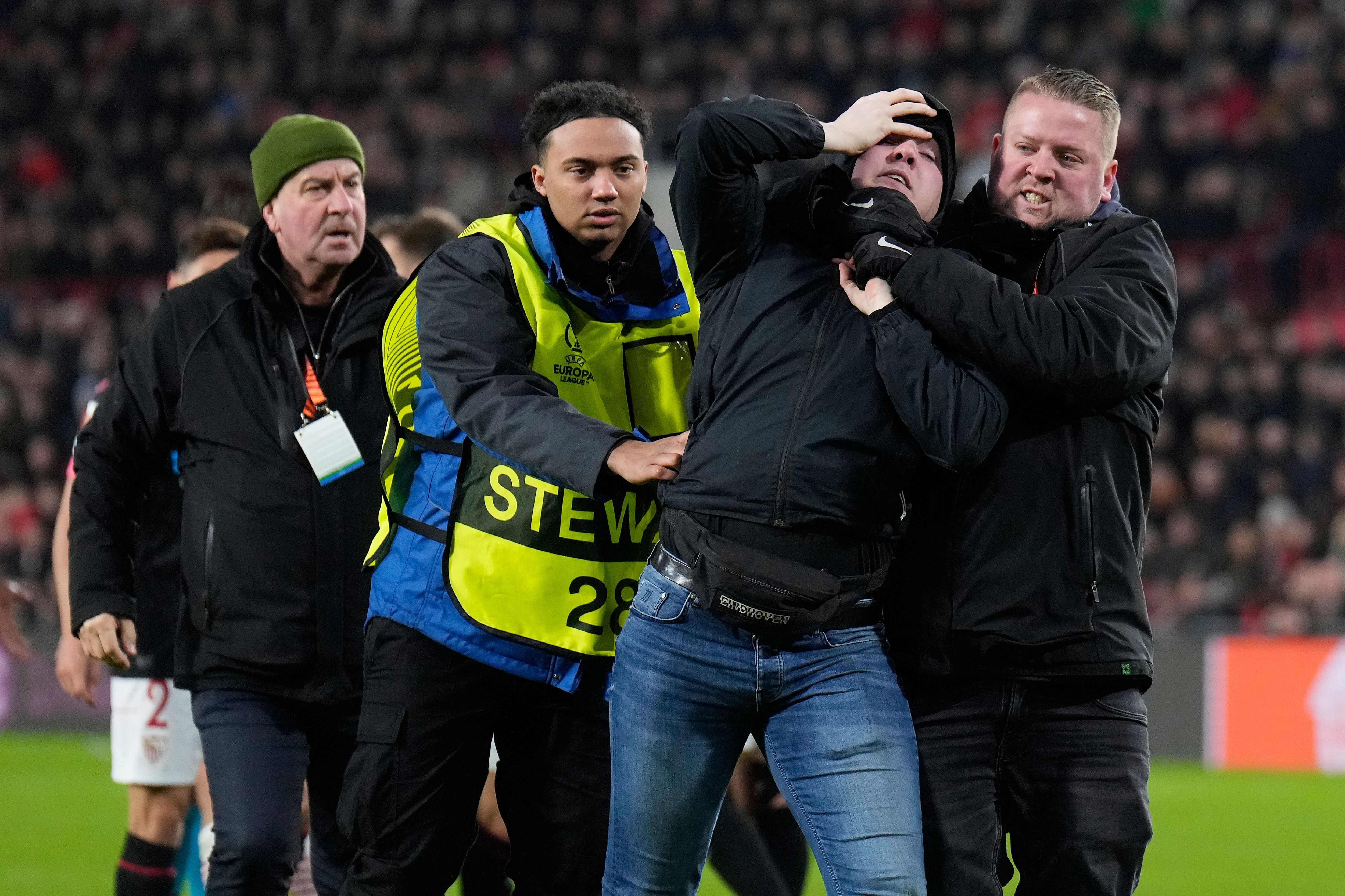 Marko Dmitrovic attacker Sevilla PSV 2022-23