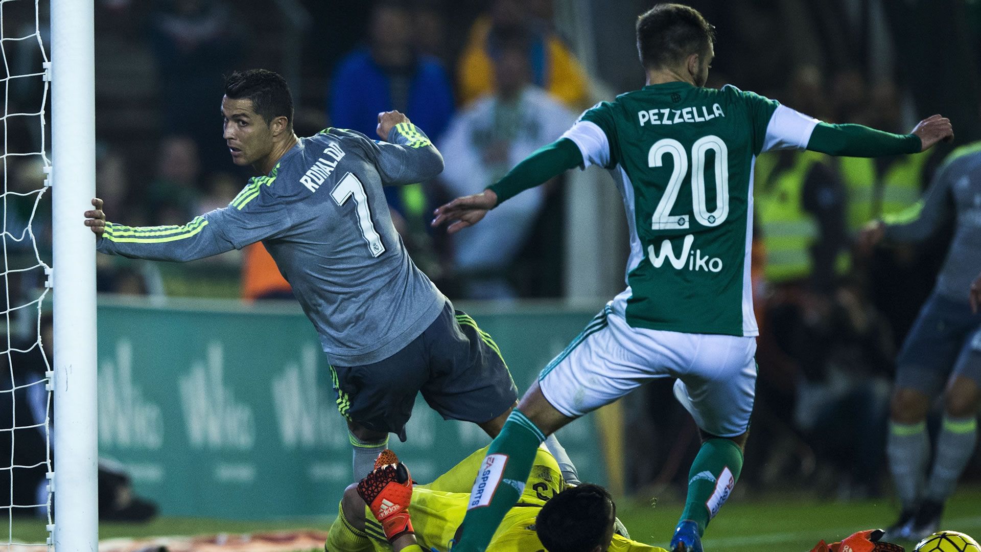 Cristiano Ronaldo German Pezzella La Liga 23012016