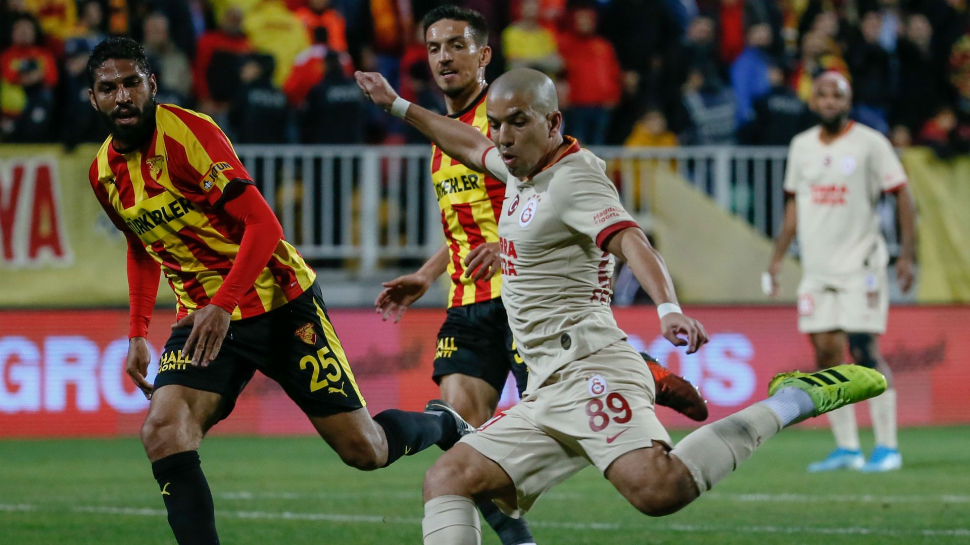 Sofiane Feghouli Goztepe v Galatasaray 12222019