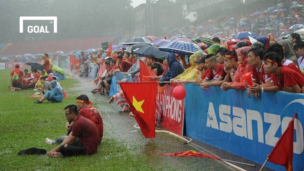 Khán giả Hải Phòng đội mưa xem Olympic Việt Nam đá bán kết ASIAD 2018