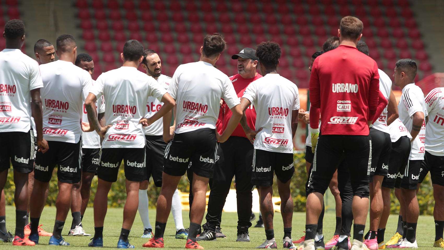 São Paulo treina com Vizolli no comando interino