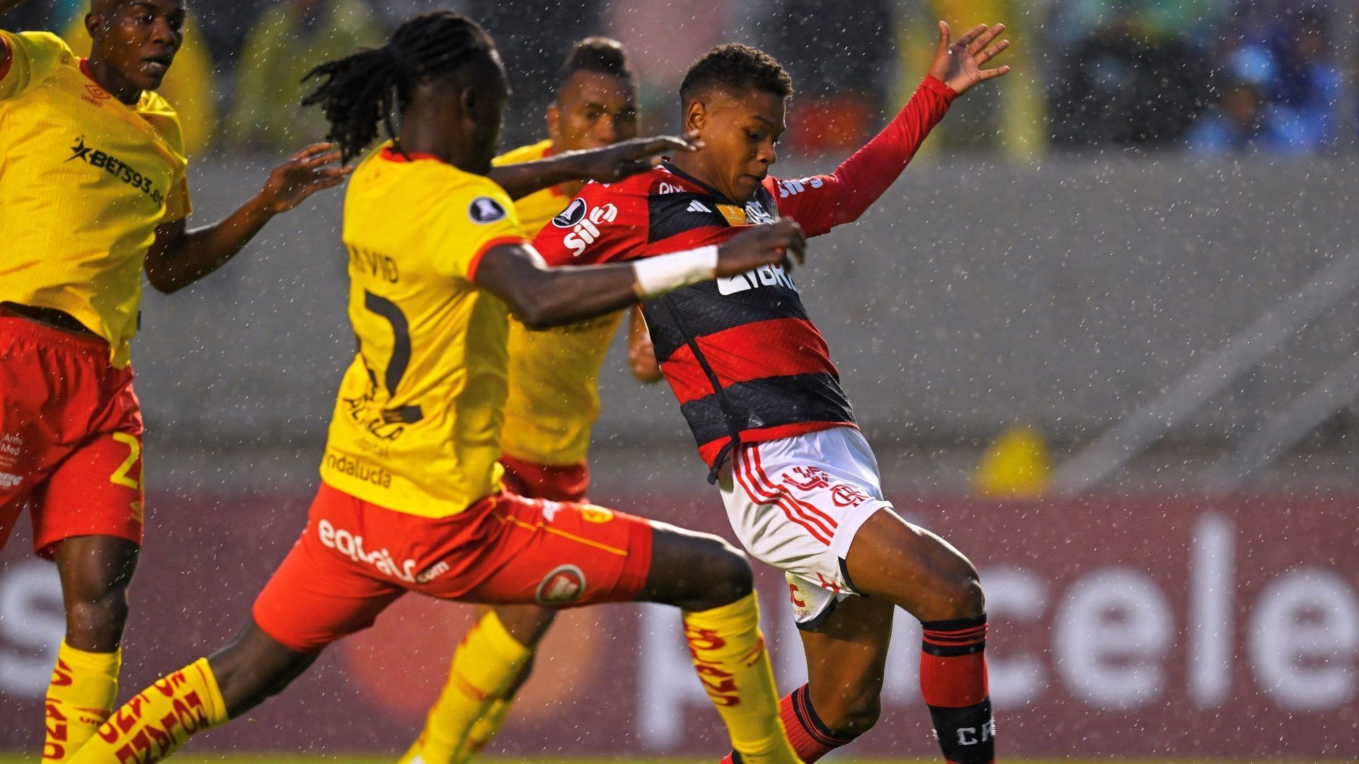 Matheus França chuta para marcar durante Aucas x Flamengo, pela Copa Libertadores 2023