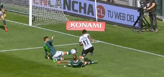 Mano Luna penal provoca Bolados