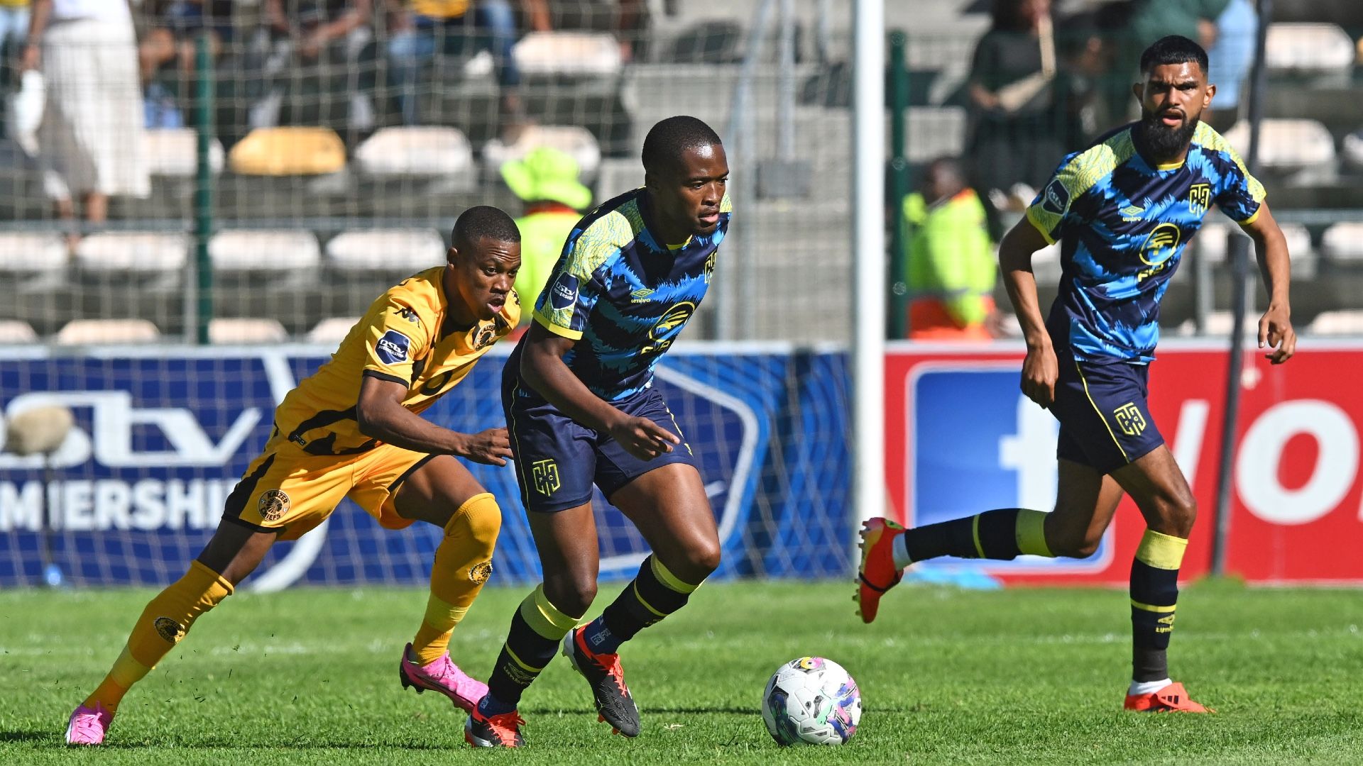 Relebogile Mokhuoane of Cape Town City and Ashley Du Preez of Kaizer Chiefs