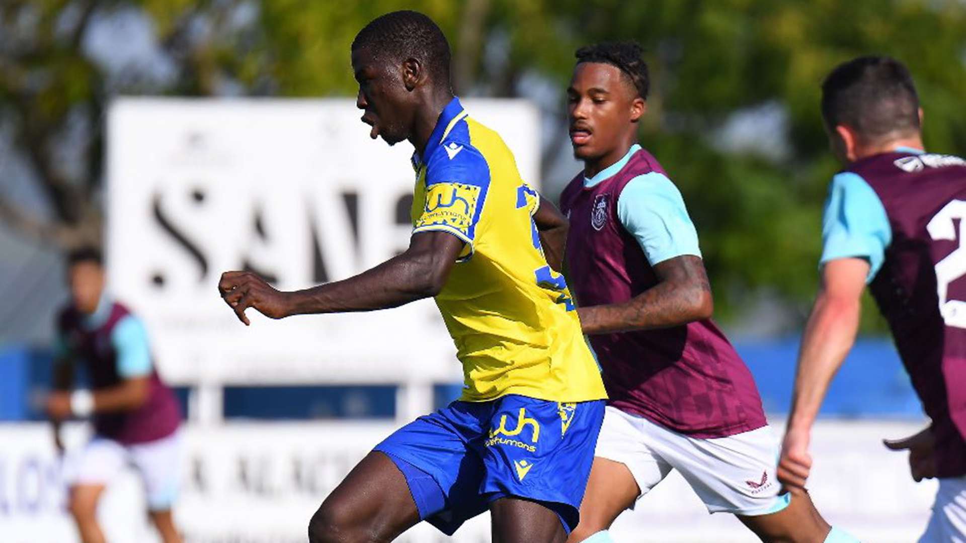 Moussa Diakite Cadiz Burnley Amistoso 2024