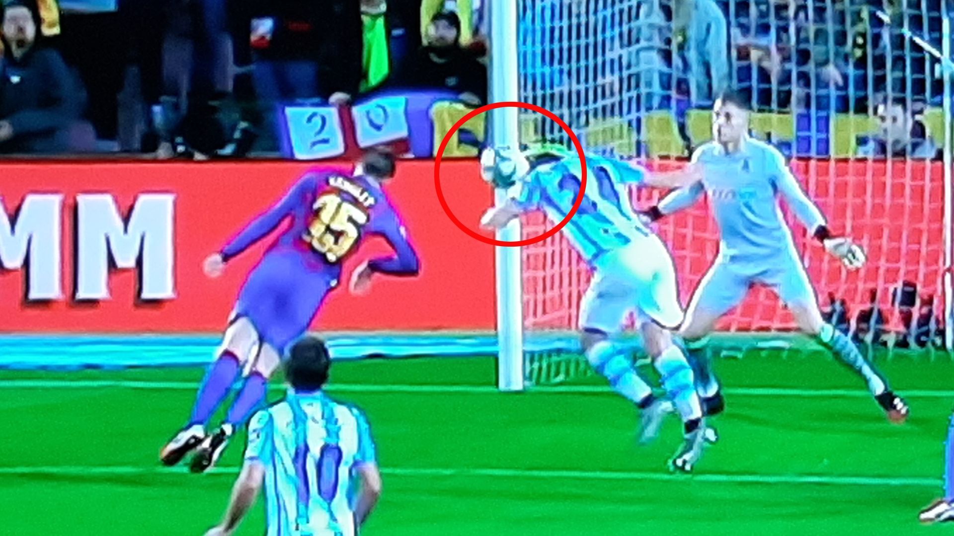 Penalti por mano en el Barcelona-Real Sociedad