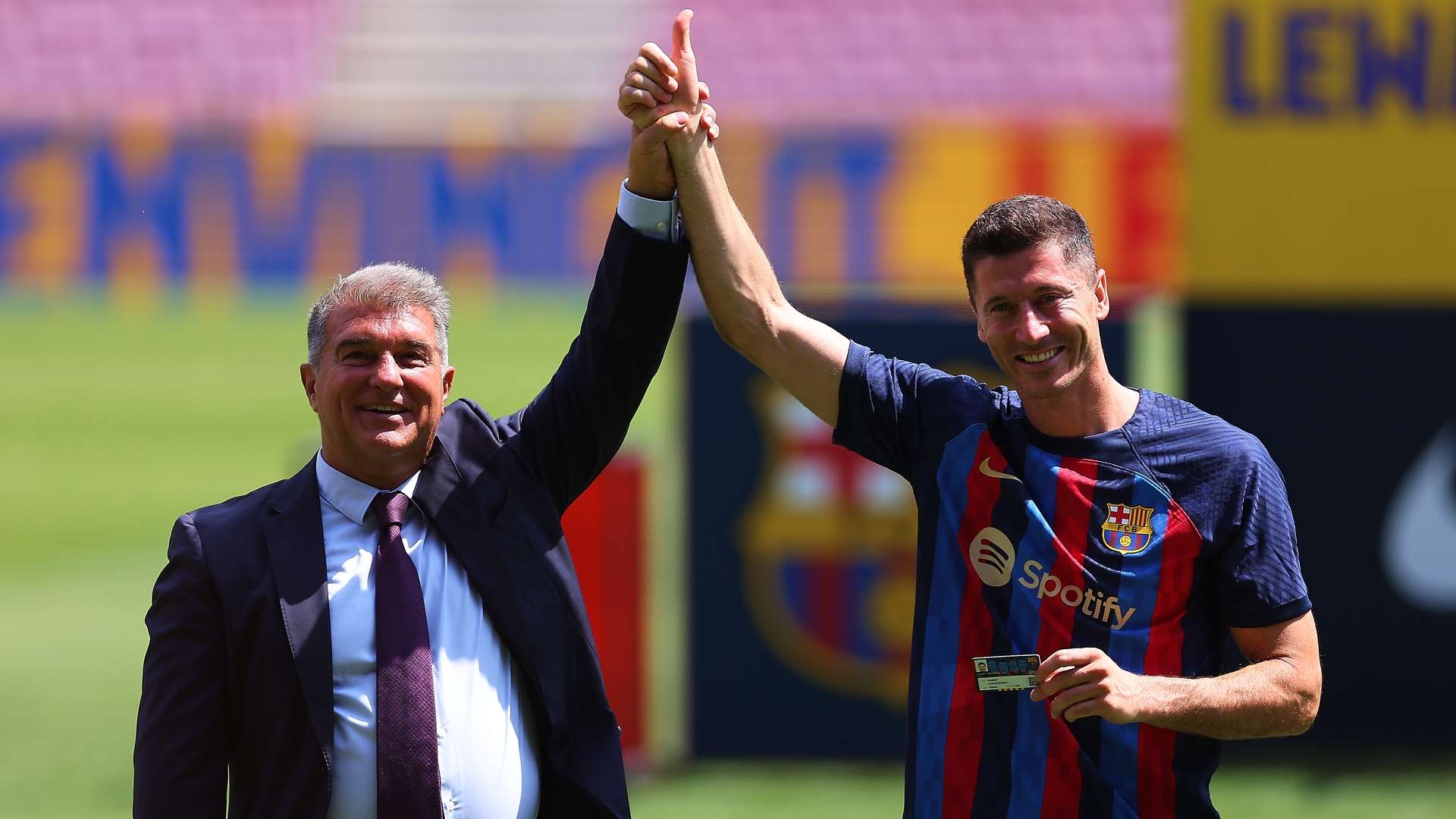 Joan Laporta Robert Lewandowski Barcelona