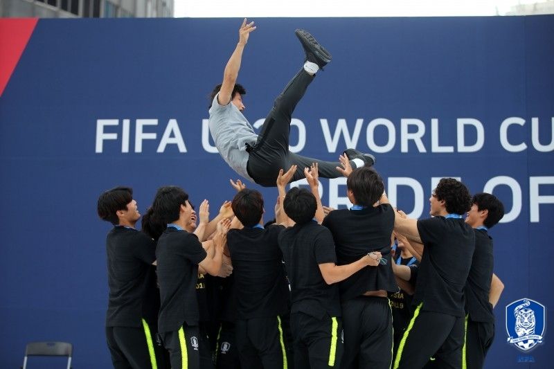 정정용 감독 헹가래