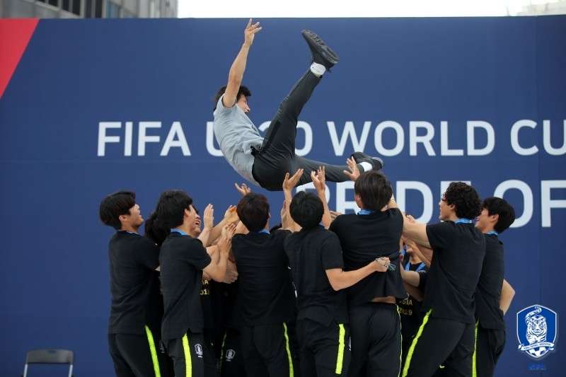 정정용 감독 헹가래