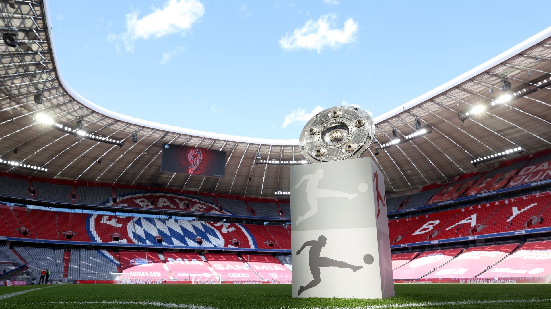 FC Bayern München Allianz Arena 2021 Meisterschale