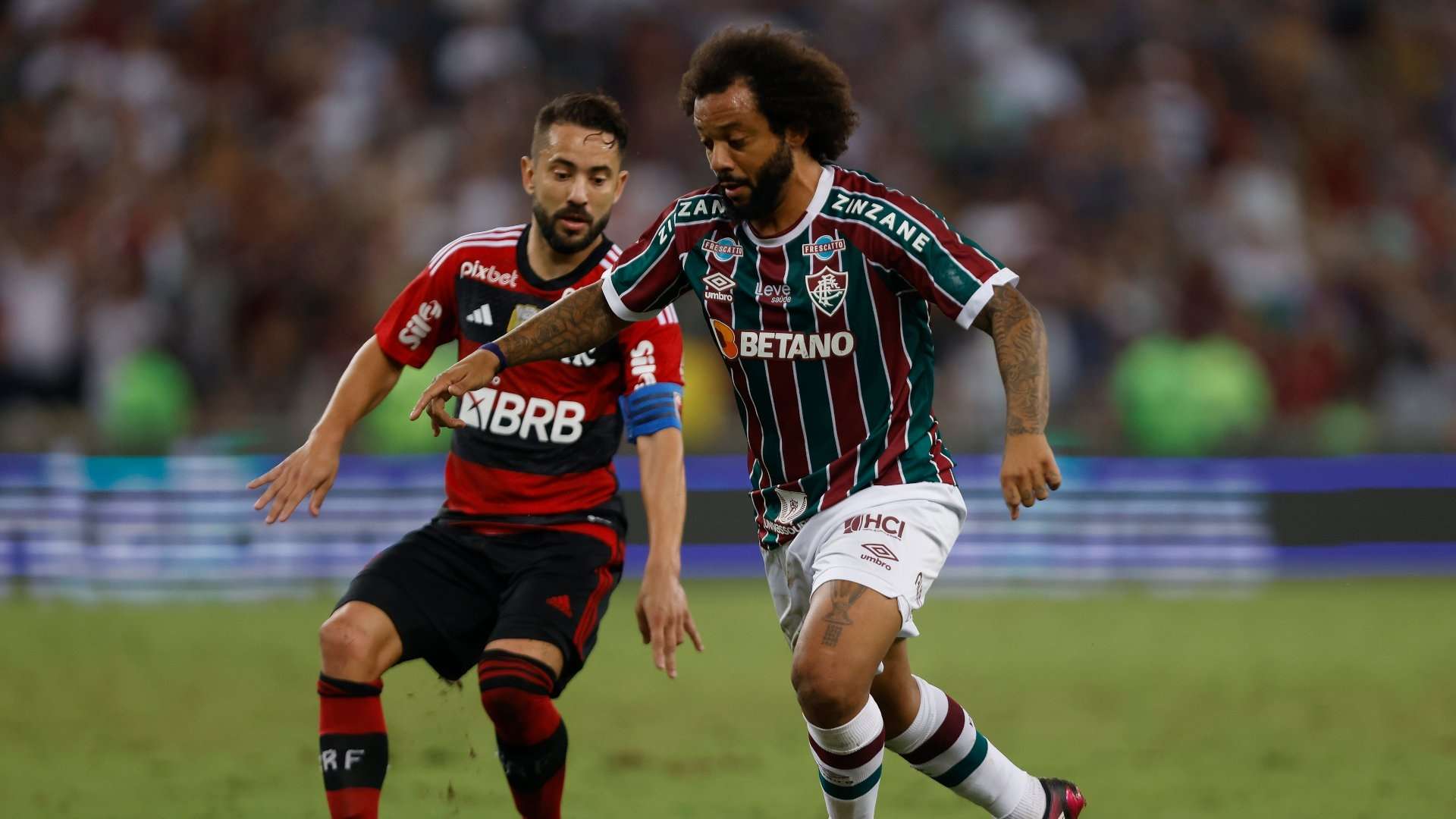 Marcelo e Everton Ribeiro em disputa durante Flamengo x Fluminense, pelas oitavas da Copa do Brasil 2023