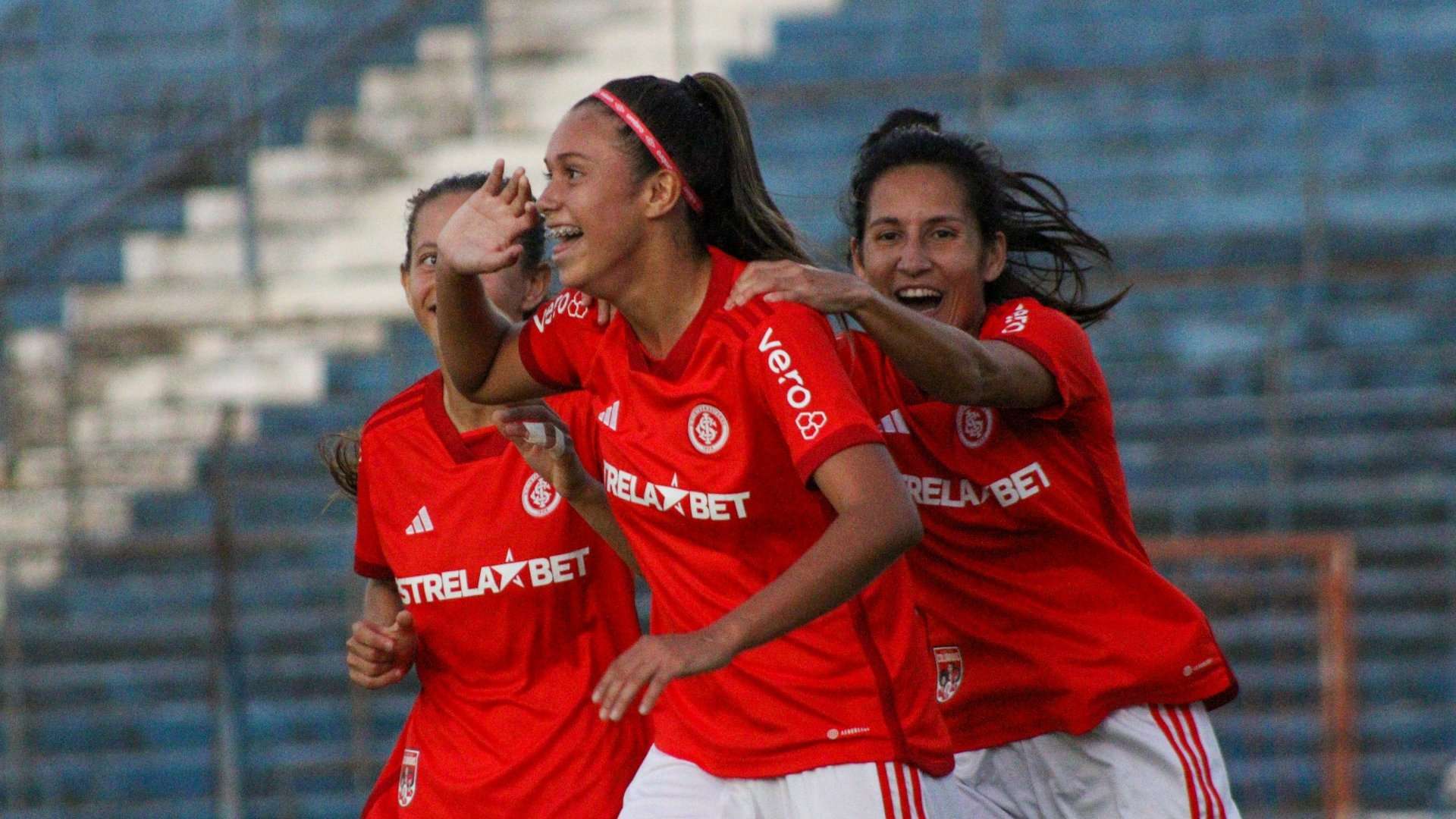 Jogadoras do Internacional feminino comemoram gol no Brasileirão 2023