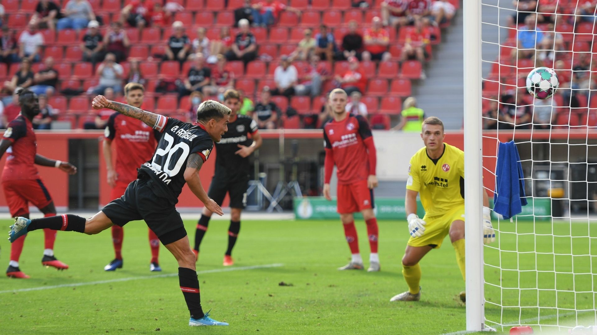 Charles Aránguiz 13092020