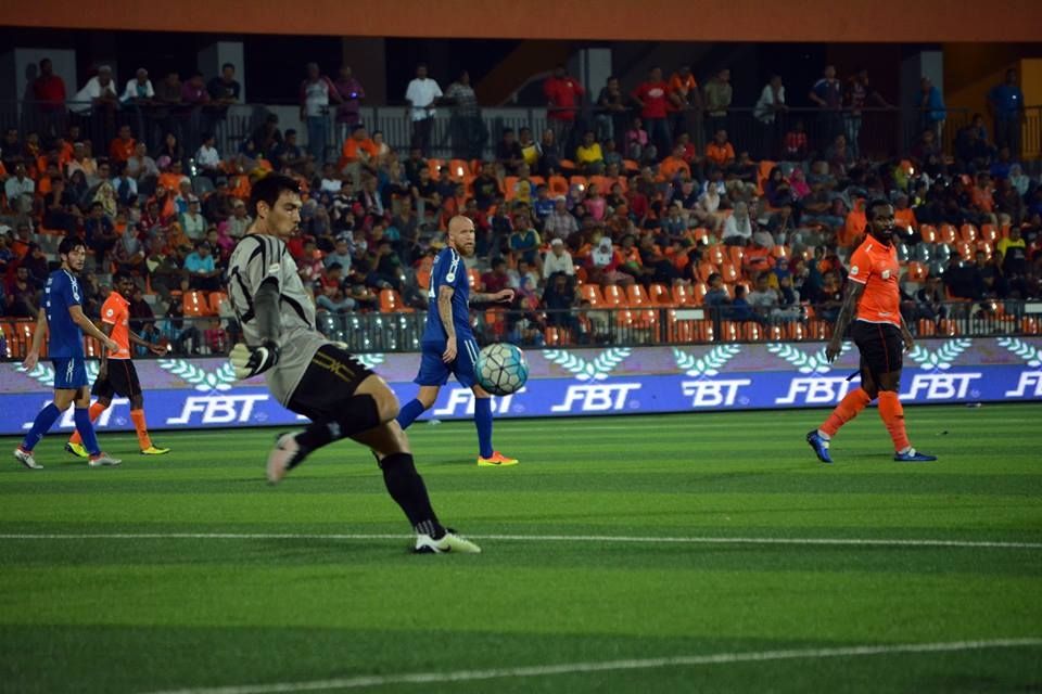 Negeri Sembilan goalkeeper Syed Adney kicking the ball against Felda United 2016