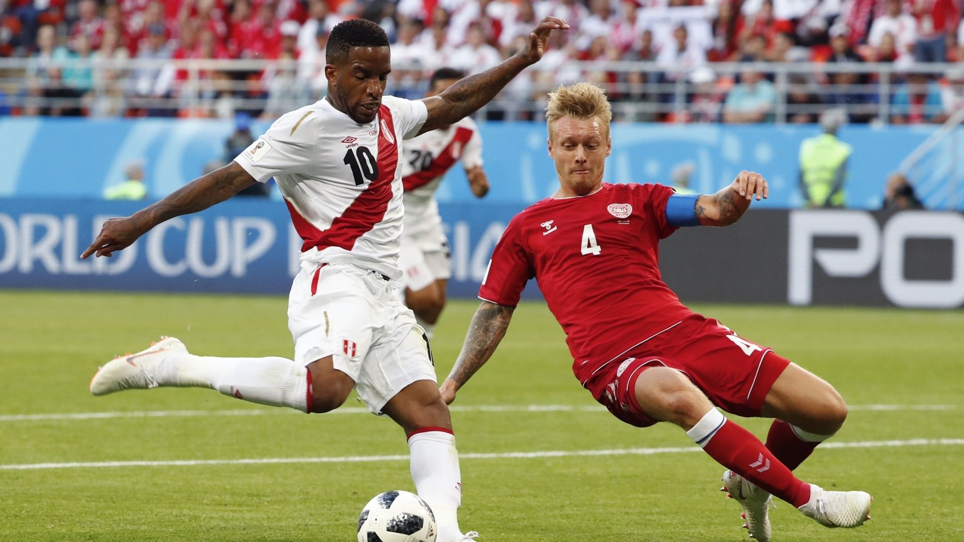 Jefferson Farfan, Simon Kjaer, Peru vs Denmark