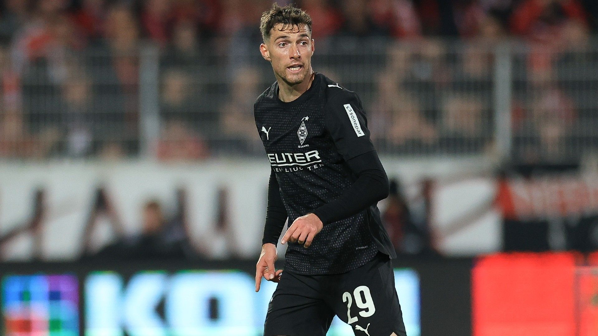 Joe Scally of Borussia Mönchengladbach controls the ball