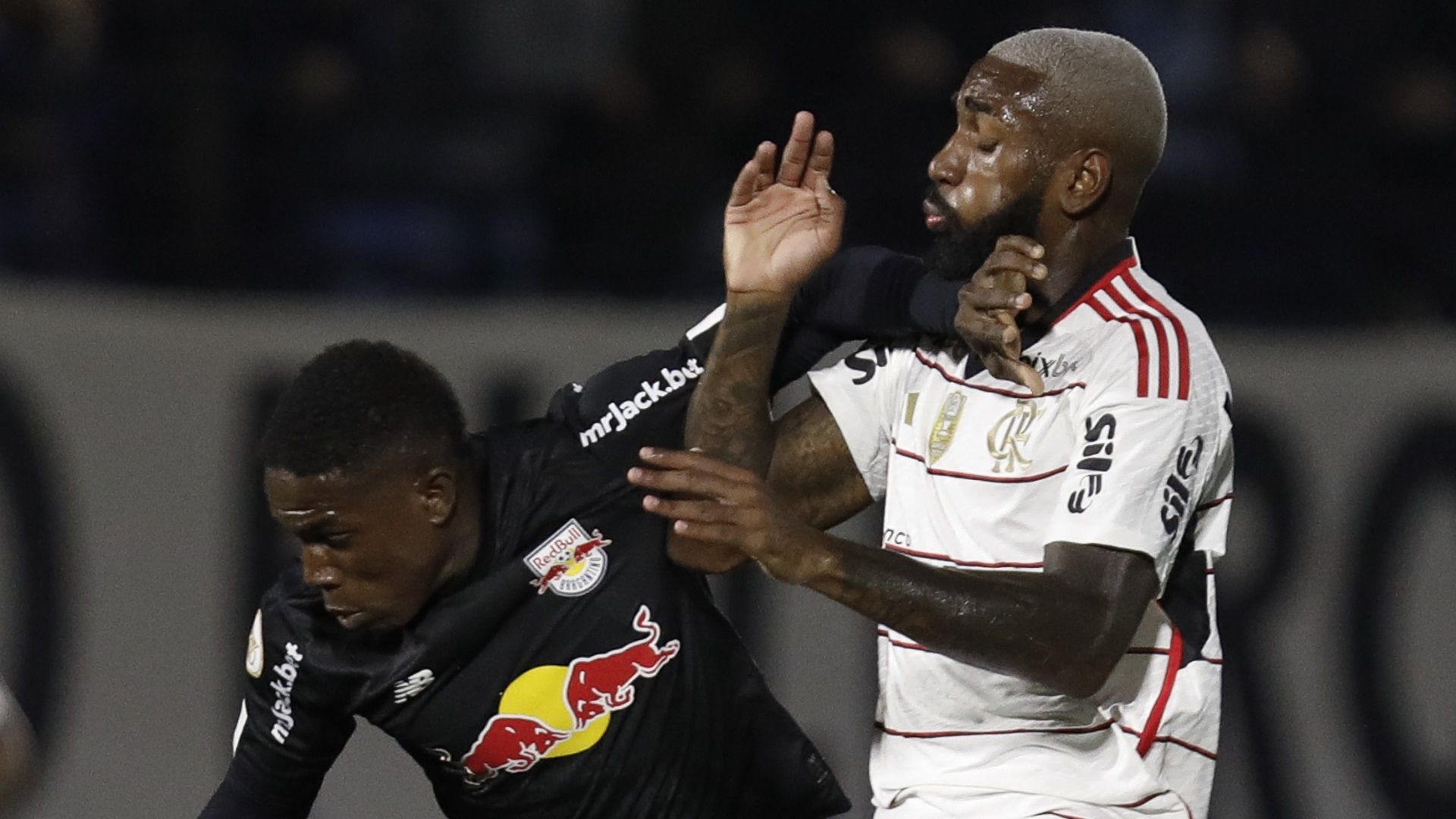 Gerson disputa bola em derrota do Flamengo para o Red Bull Bragantino, em 2023