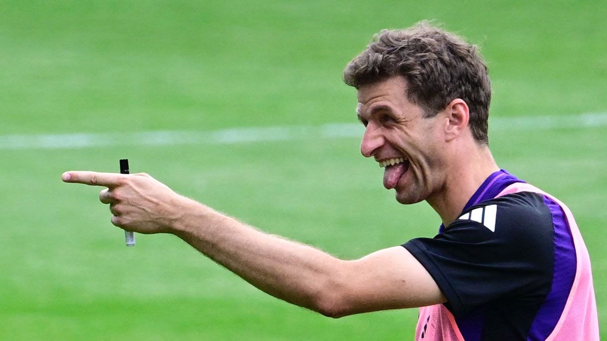 Thomas Müller laughing