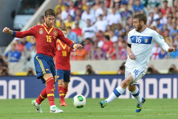 Sergio Ramos y Daniele De Rossi, en el España - Italia; Copa Confederaciones