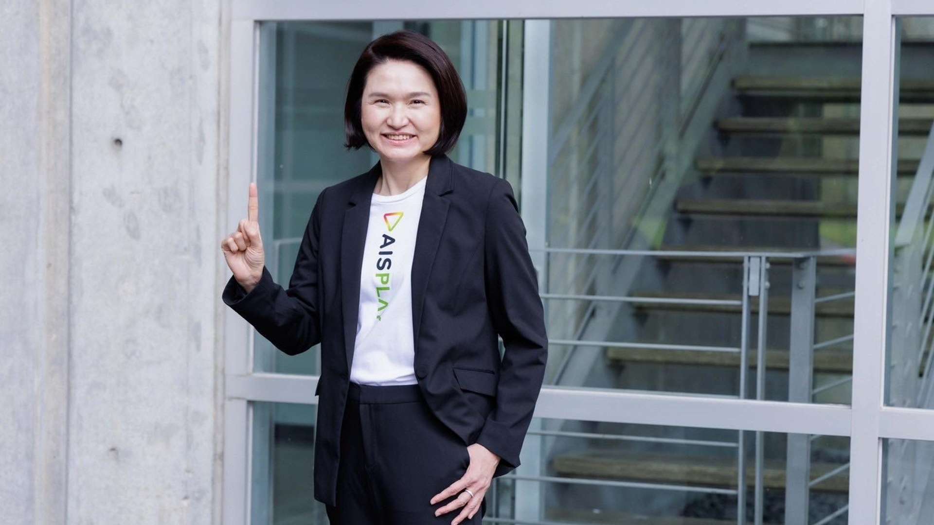 รุ่งทิพย์ จารุศิริพิพัฒน์ AIS