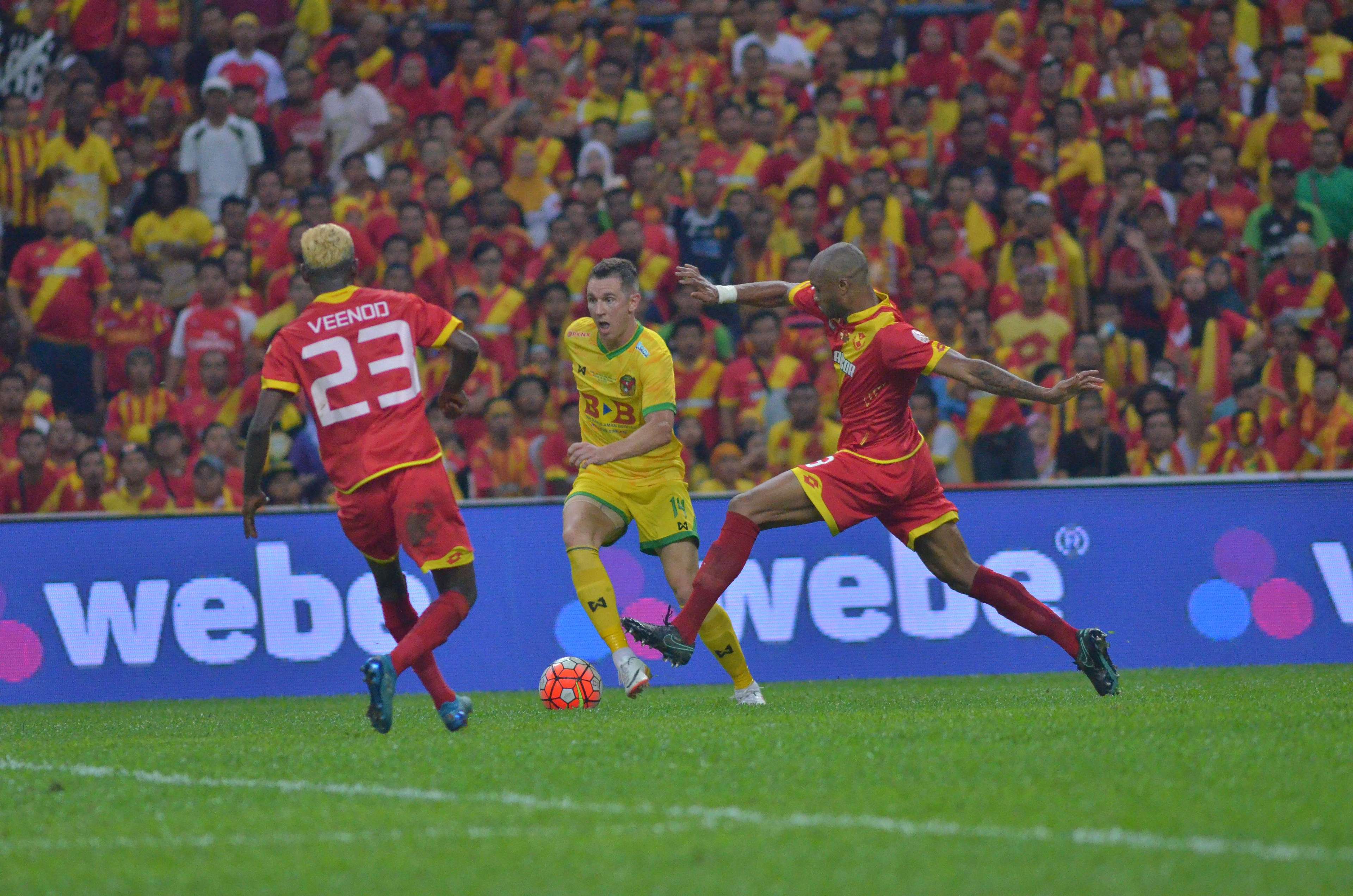 Kedah's Shane Smeltz being marked by Selangor's Ugo Ukah and S. Veenod in the Malaysia Cup final 30/10/16
