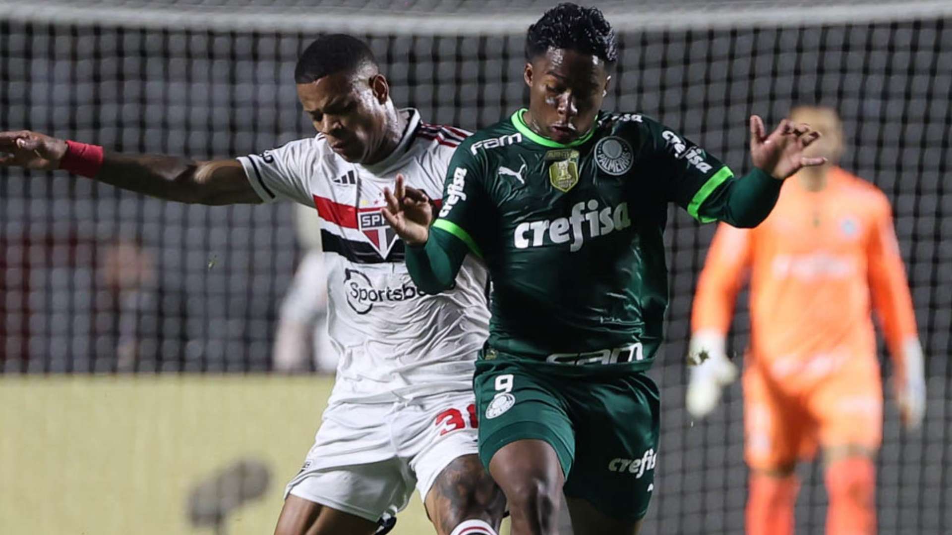Endrick disputa bola pelo Palmeiras em clássico contra o São Paulo, pela Copa do Brasil