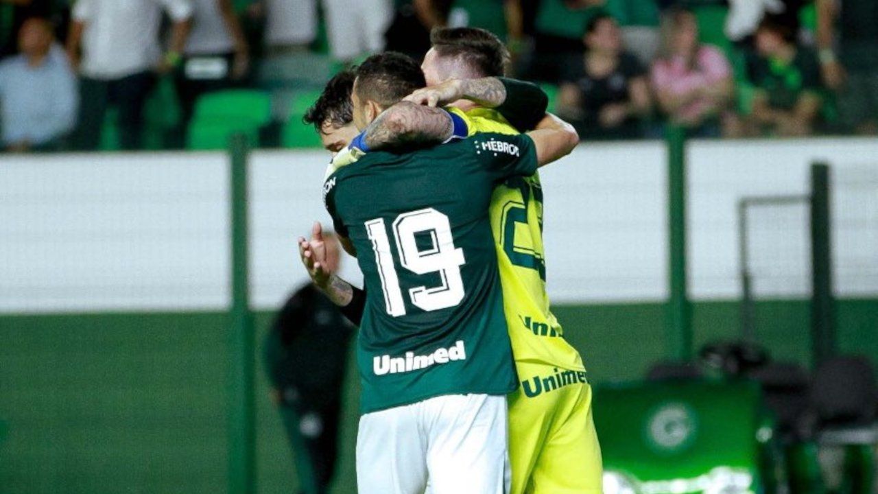 Jogadores do Goiás comemoram na vitória sobre o Corinthians, pelo Brasileirão, 23/04/2023