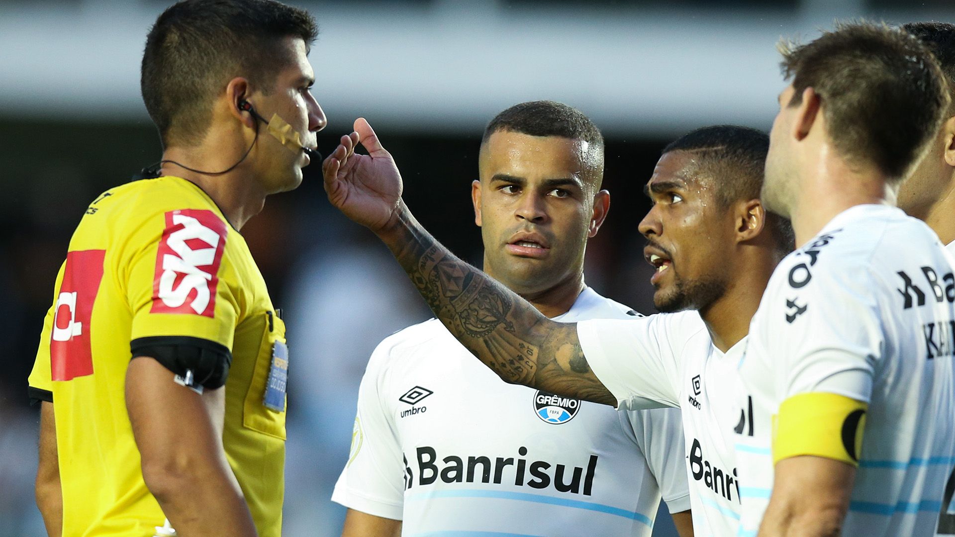 Douglas Costa reclama com árbitro, Santos x Grêmio, Brasileirão, 10102021