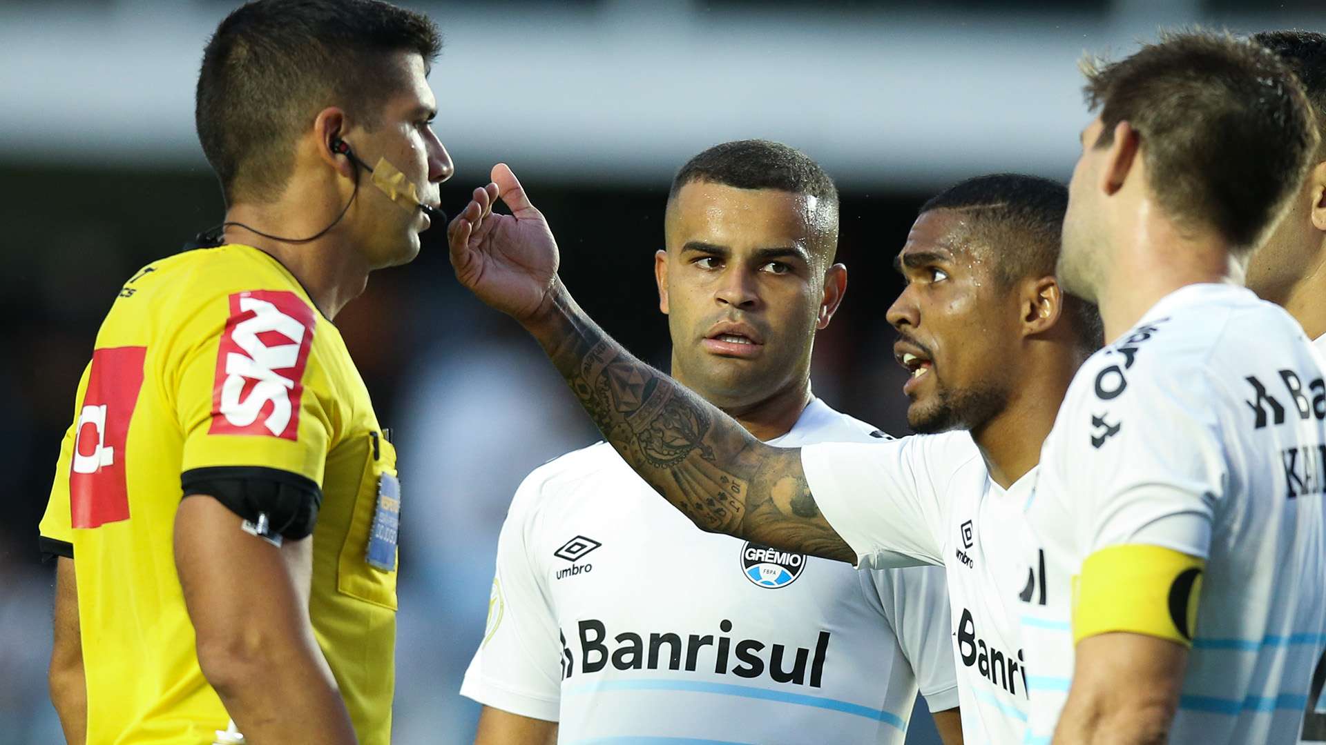 Douglas Costa reclama com árbitro, Santos x Grêmio, Brasileirão, 10102021
