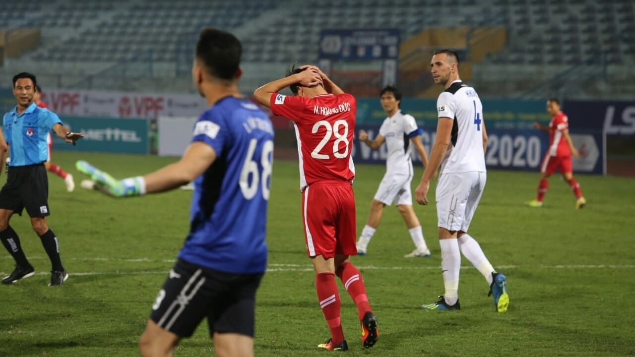 Nguyen Hoang Duc. Viettel vs HAGL HAGL hoà Viettel nhận 3 bàn thua phút cuối. Viettel 3-3 HAGL. video highlights Viettel 3-3 HAGL. tin HAGL. cầu thủ HAGL. Tuấn Anh chấn thương. Tuấn Anh bị đau. Tiền vệ Tuấn Anh HAGL bị rút ra. HLV Lee Tae-hoon: 'HAGL trả giá vì các cầu thủ cố lùi sâu bảo toàn chiến thắng'. ‘Rút Tuấn Anh ra sớm không phải nguyên nhân khiến HAGL thua 3 bàn’. HLV HAGL: 'Chúng tôi trả giá vì lùi sâu đội hình'. trực tiếp bóng đá hôm nay. xem bong da