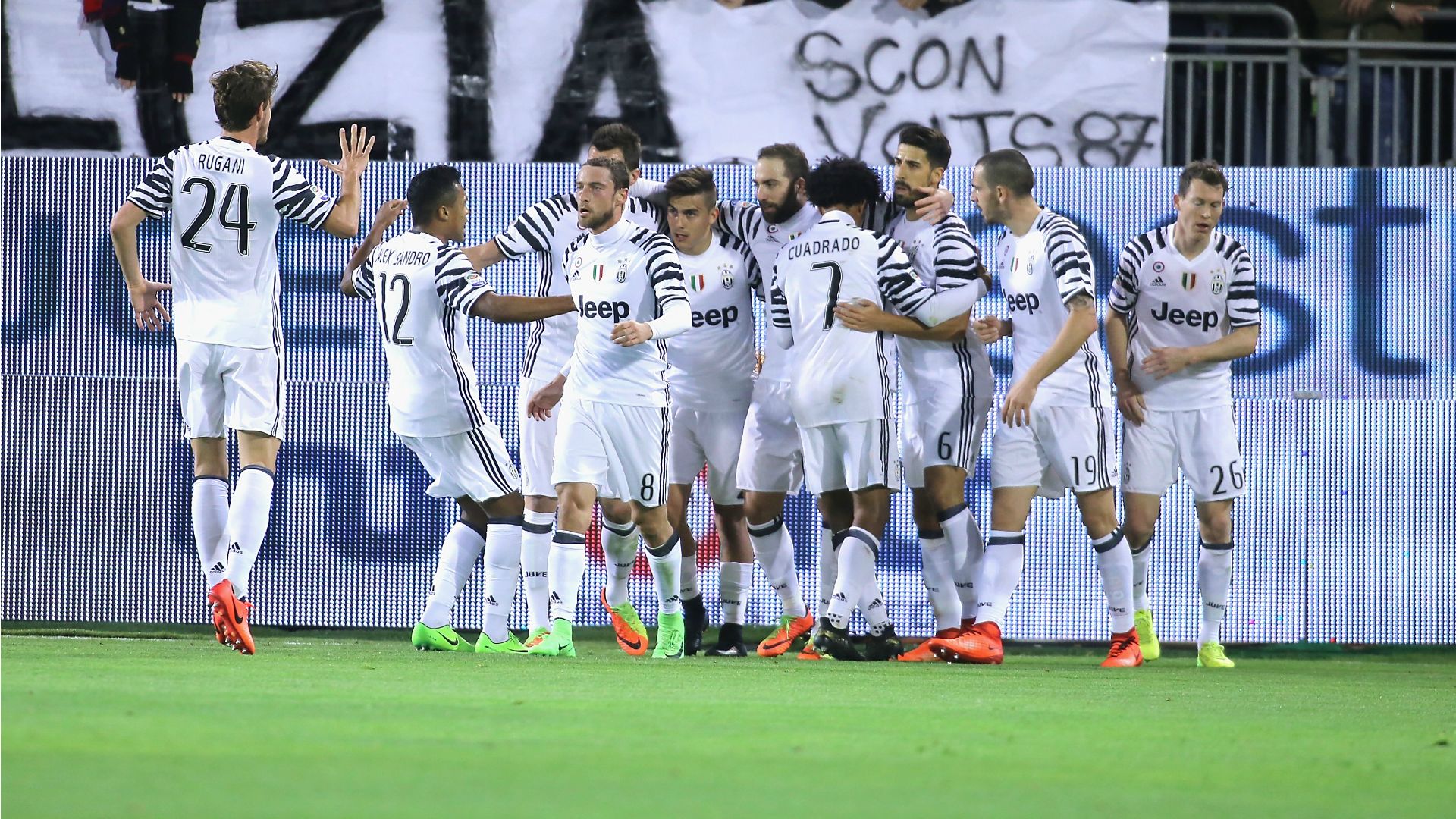Juventus players celebrating against Cagliari Serie A 12022017
