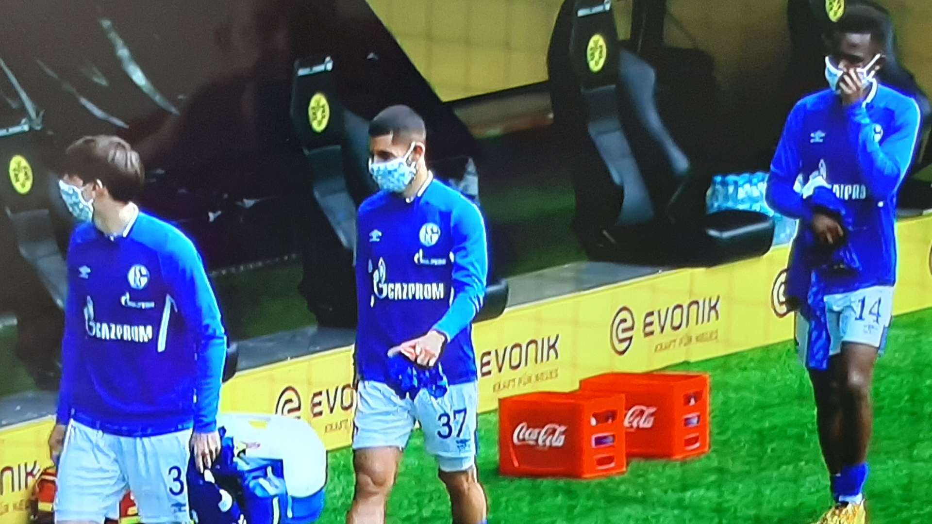 Los reservas del Schalke, con mascarilla: Dortmund-Schalke, la vuelta del fútbol tras el coronavirus