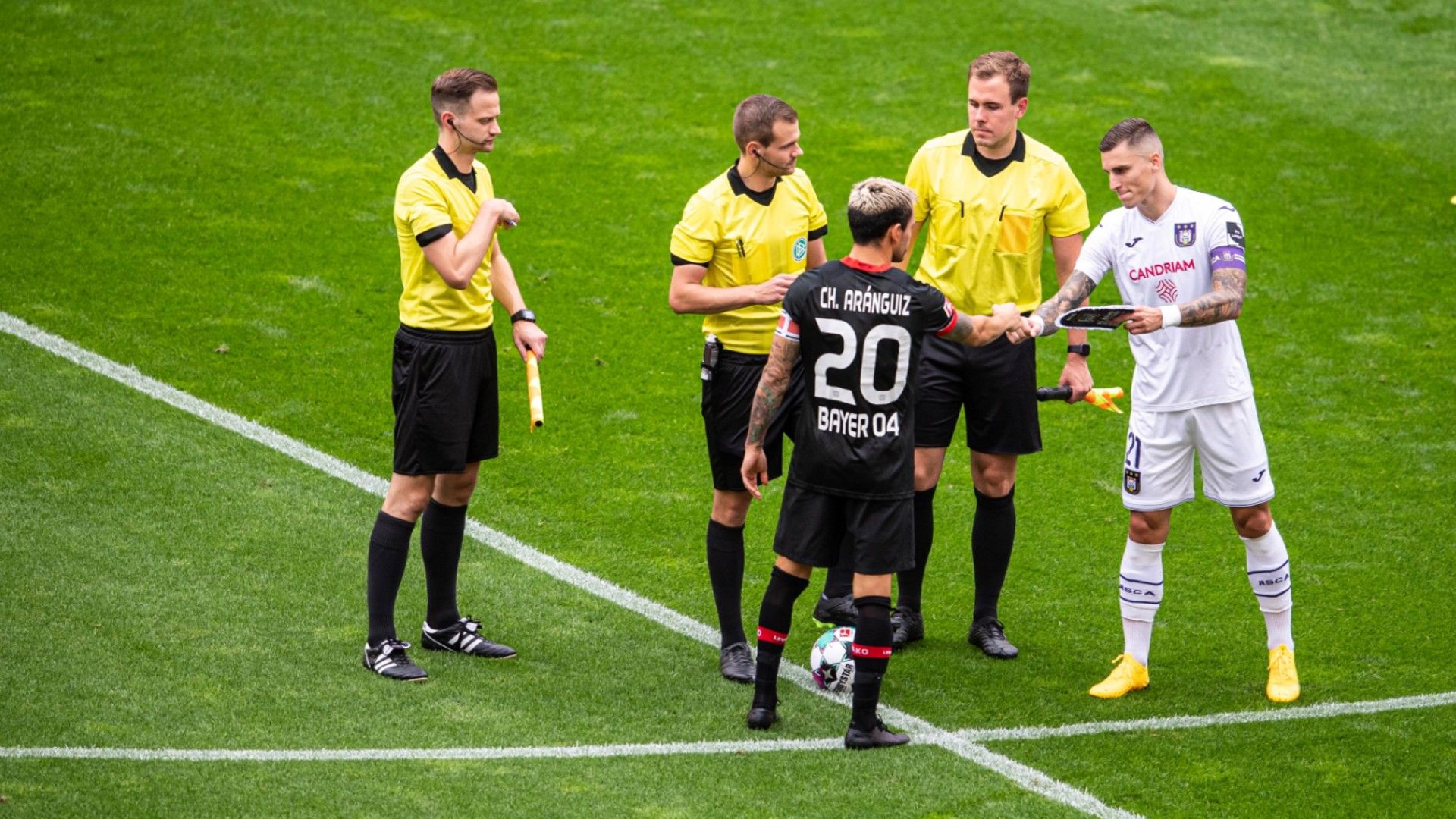 Charles Aránguiz Bayer Anderlecht 040920