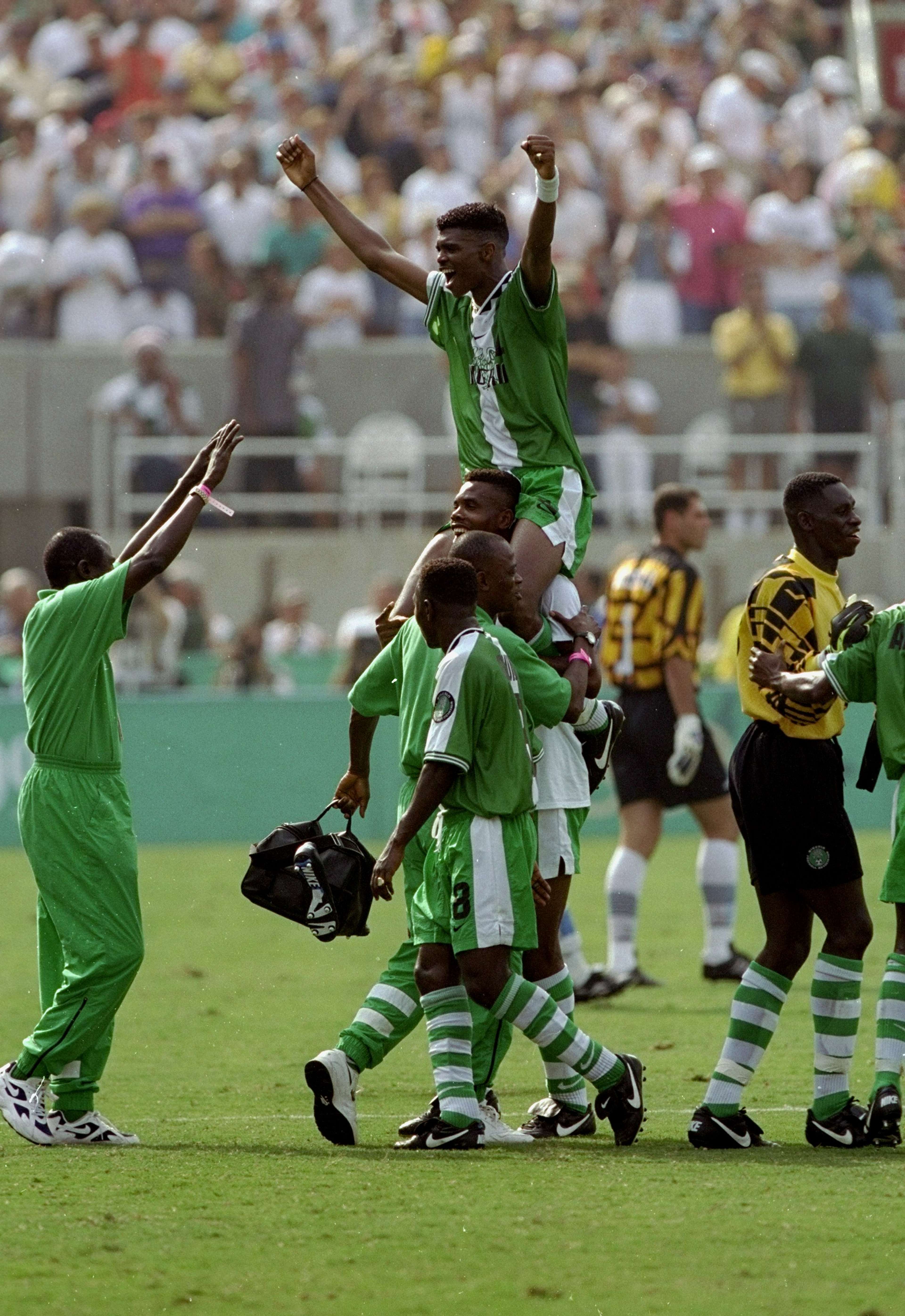 Nwankwo Kanu lifted shoulder high after Nigeria's victory - Atlanta 1996