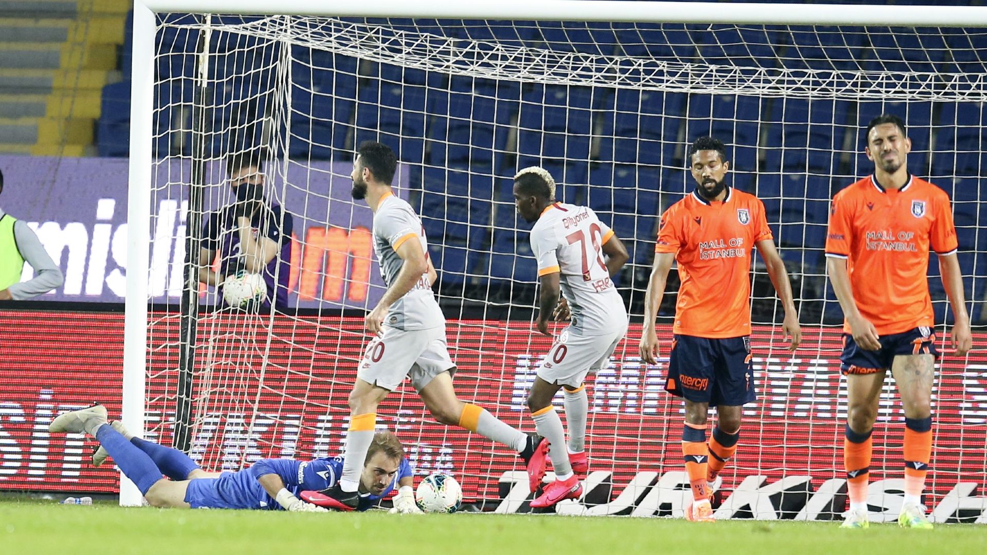 Emre Akbaba Henry Onyekuru Gael Clichy İrfan Can Kahveci Basaksehir Galatasaray 06292020