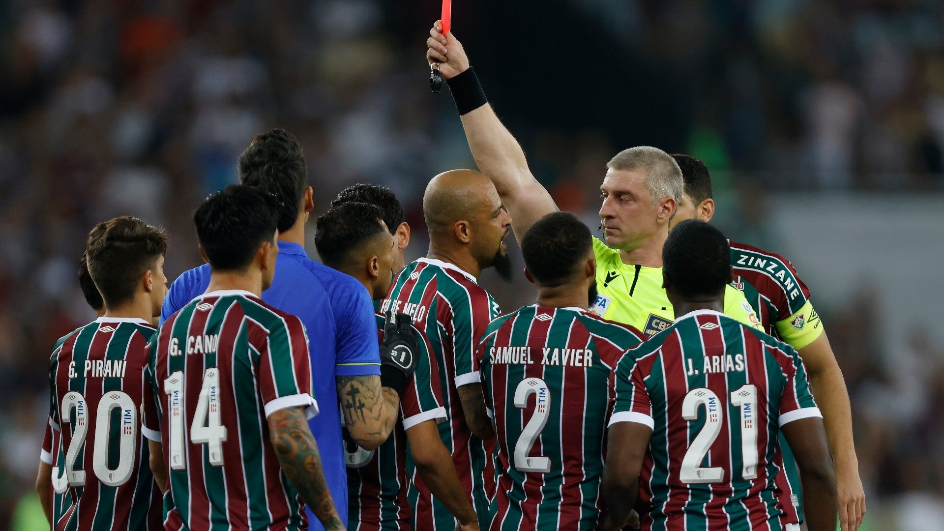 Anderson Daronco mostra o cartão vermelho a Felipe Melo durante Flamengo x Fluminense, pelas oitavas de final da Copa do Brasil 2023