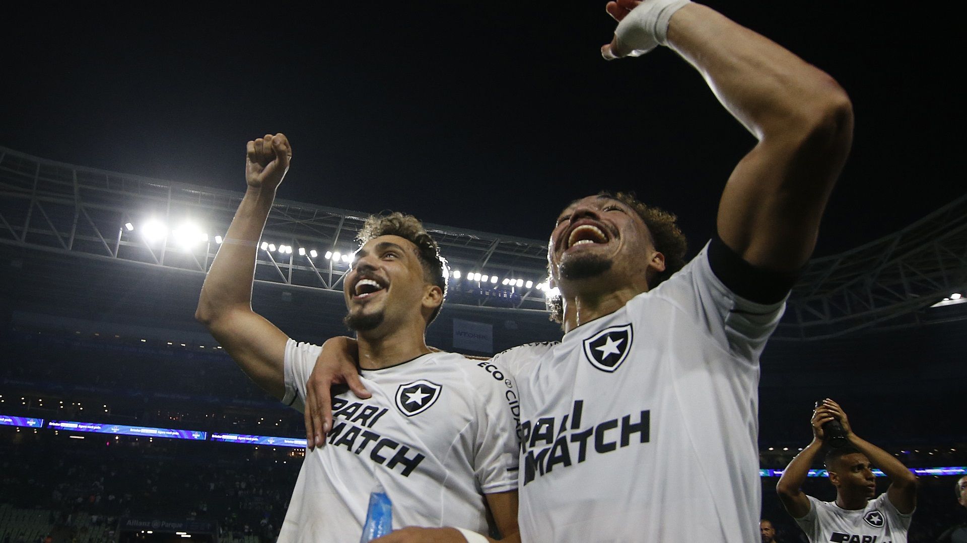 Eduardo e Adryelson comemoram vitória do Botafogo sobre o Palmeiras, no Brasileirão 2023