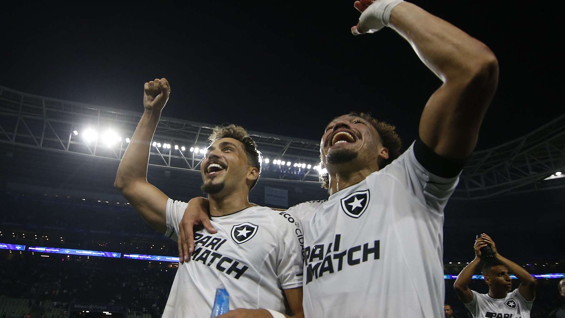 Eduardo e Adryelson comemoram vitória do Botafogo sobre o Palmeiras, no Brasileirão 2023