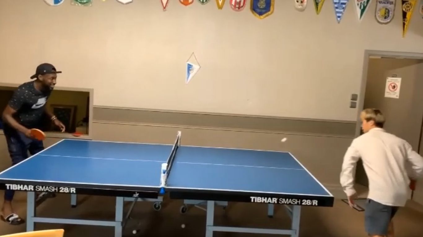 Công Phượng chơi bóng bàn