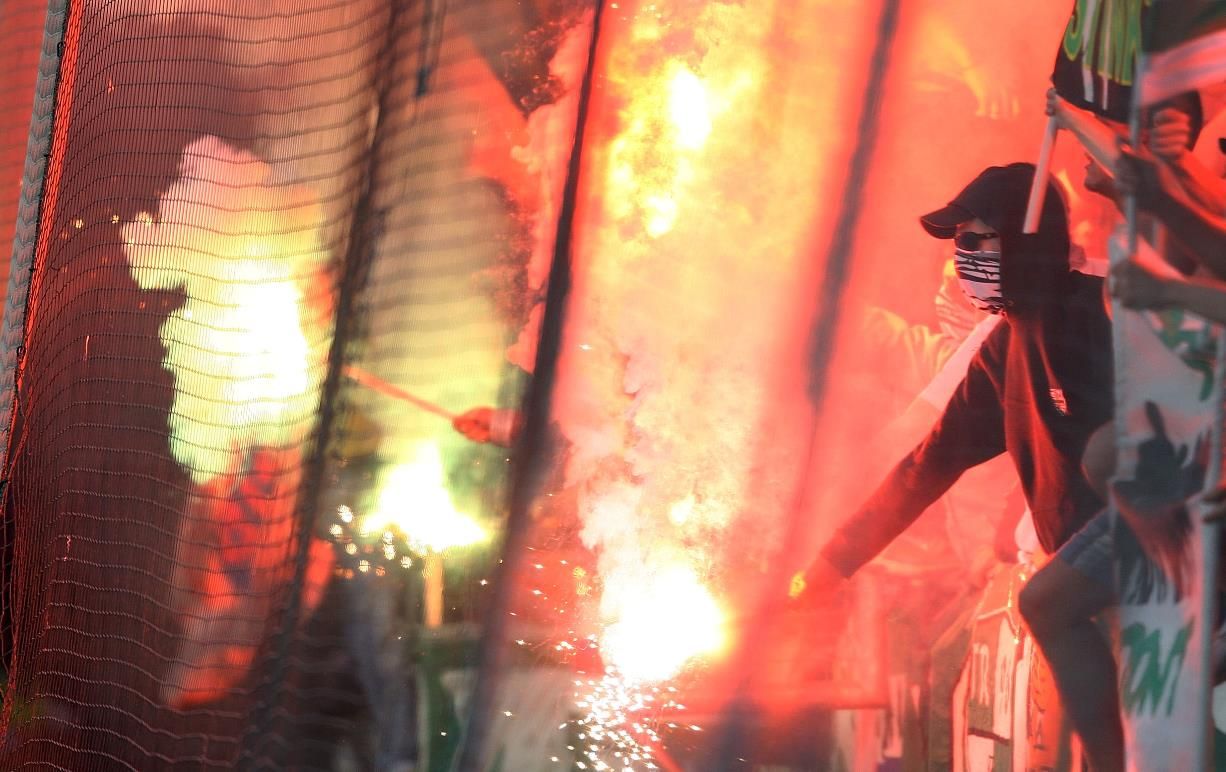 Pyro Bengalo Feuer Fans Kurve