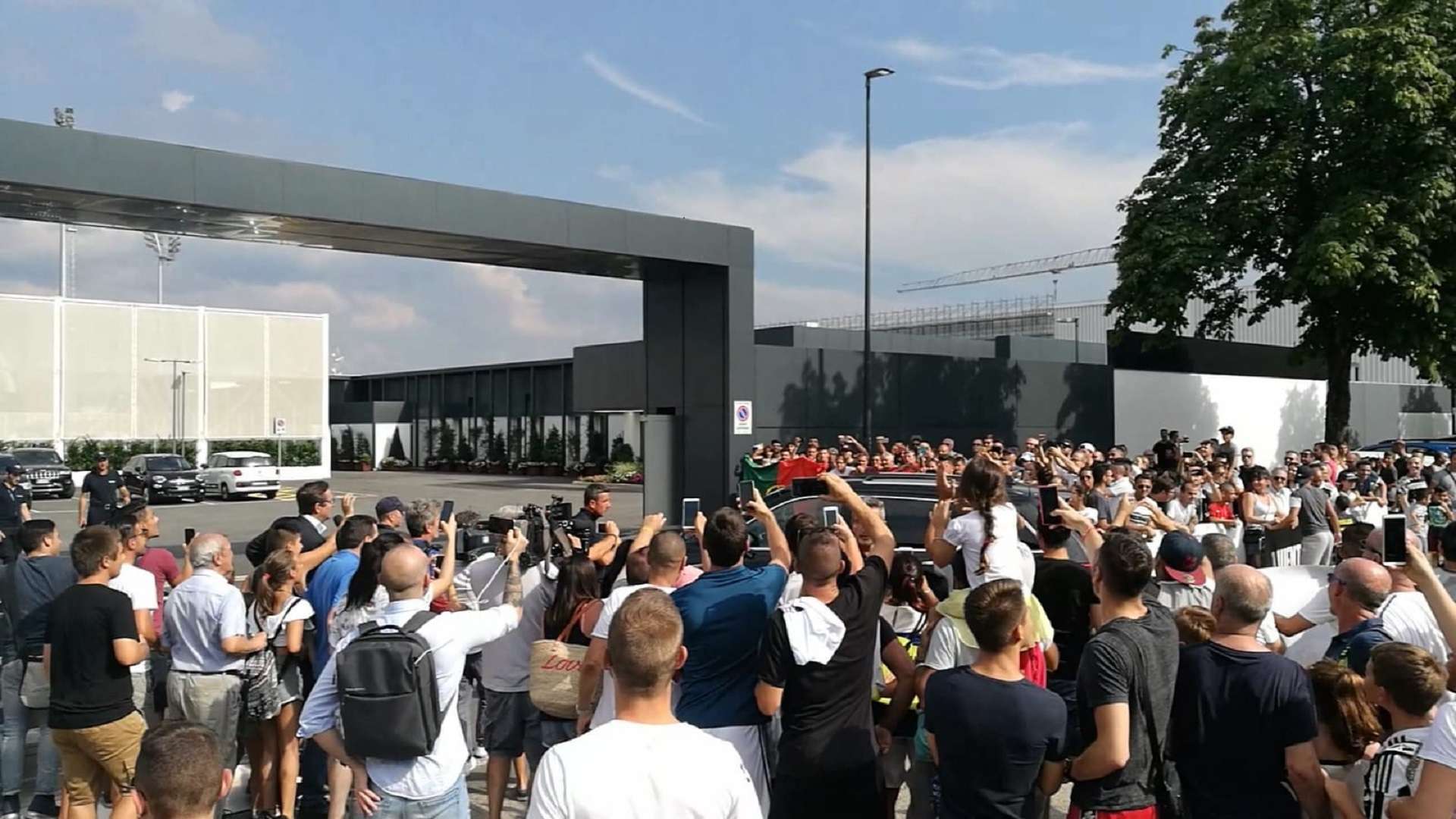 Juventus tifosi Continassa 2018