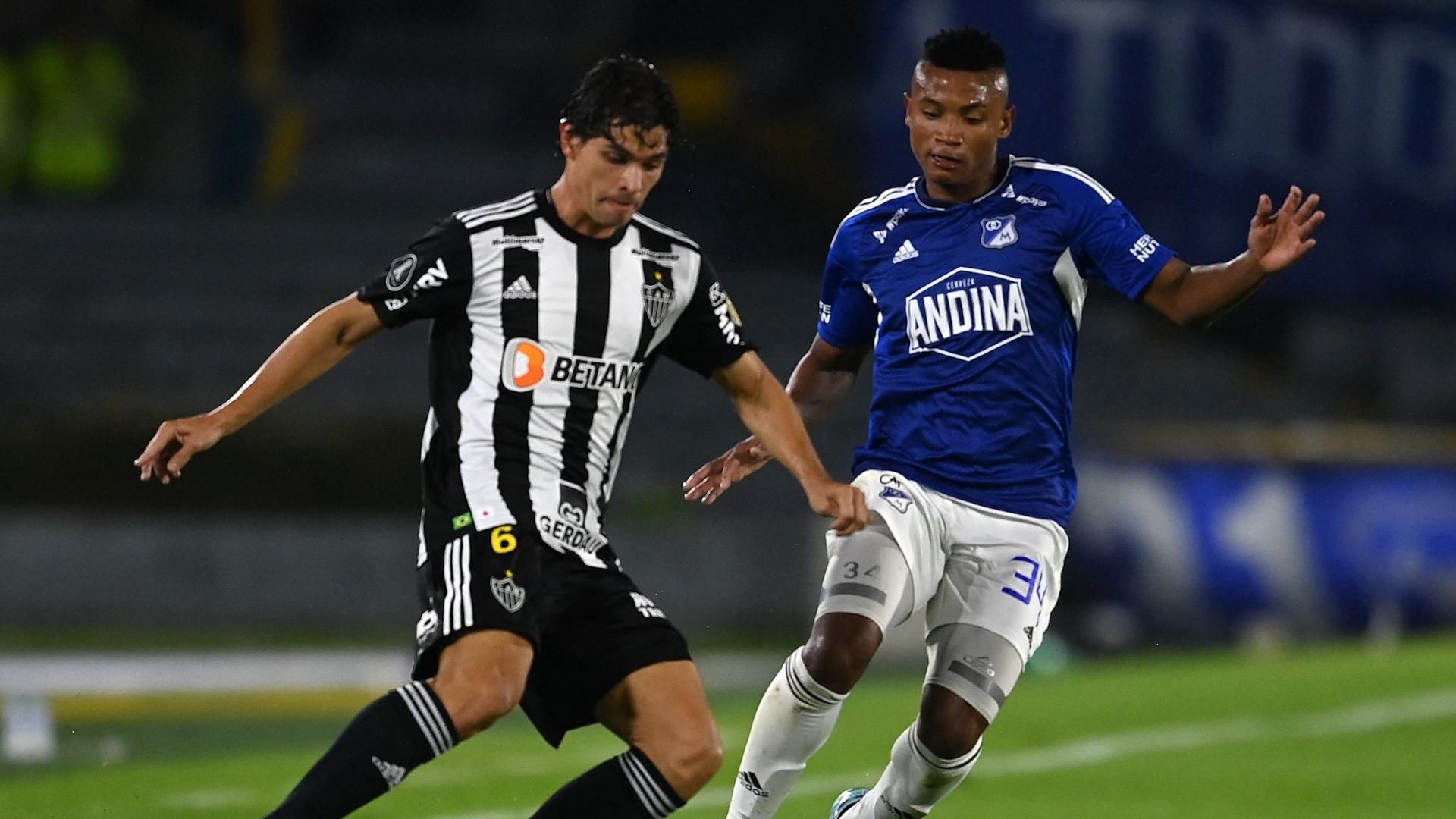 Dodô e Oscar Cortes disputam bola em Millonarios x Atlético-MG, pela terceira fase da pré-Libertadores 2023