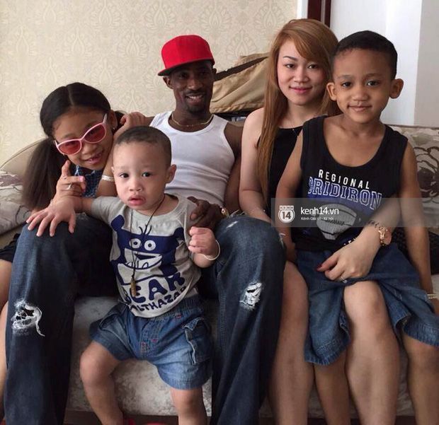 Dinh Hoang Max and his wife & child