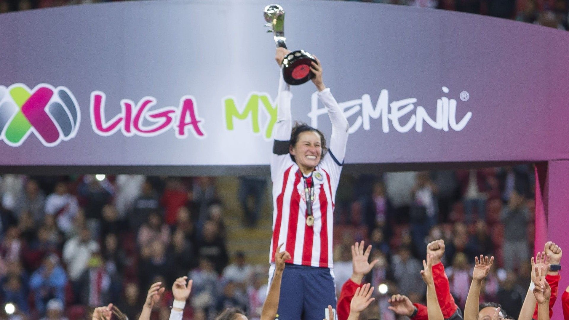 chivas femenil con el trofeo de la liga mx femenil apertura 2017