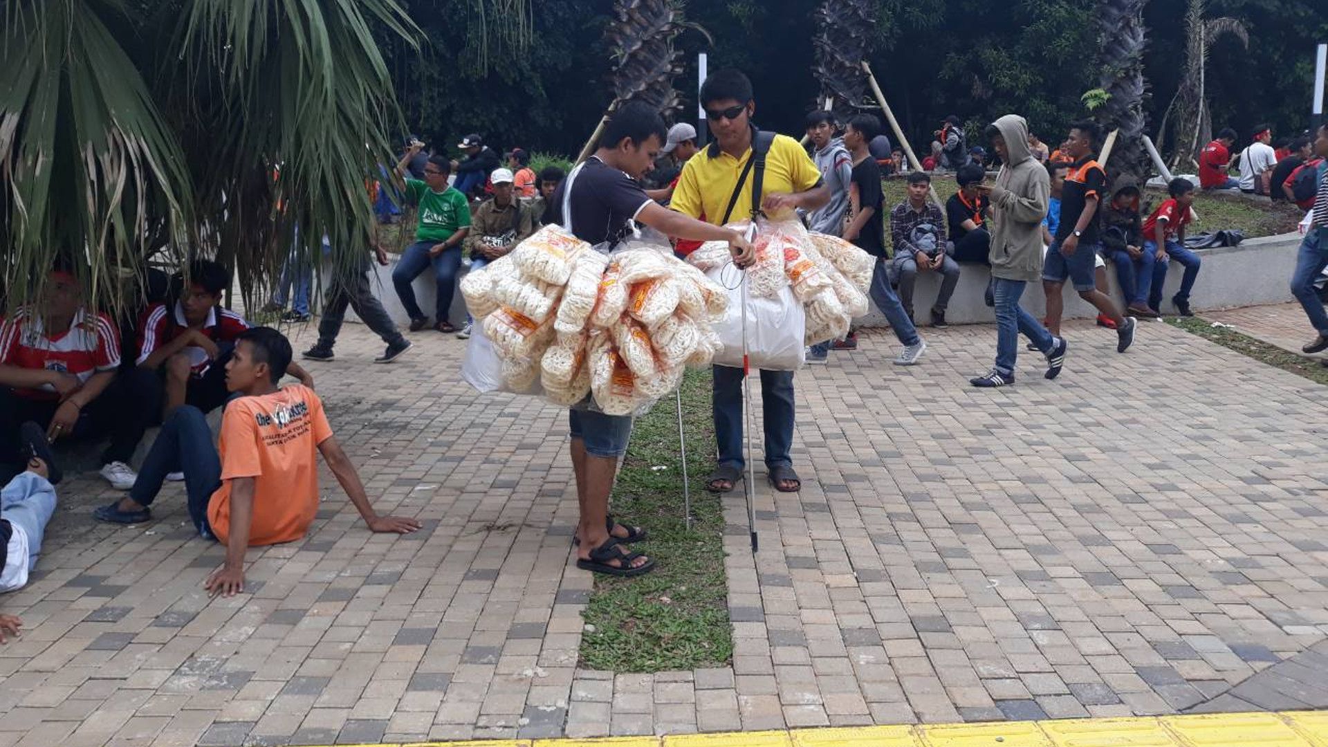 Pedagang Kerupuk Difabel - Final Piala Presiden 2018