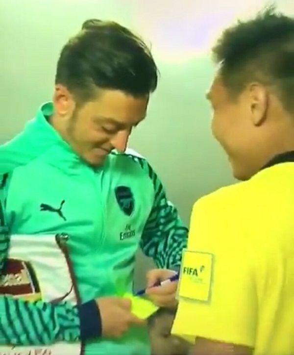 Arsenal PSG Mesut Ozil referee