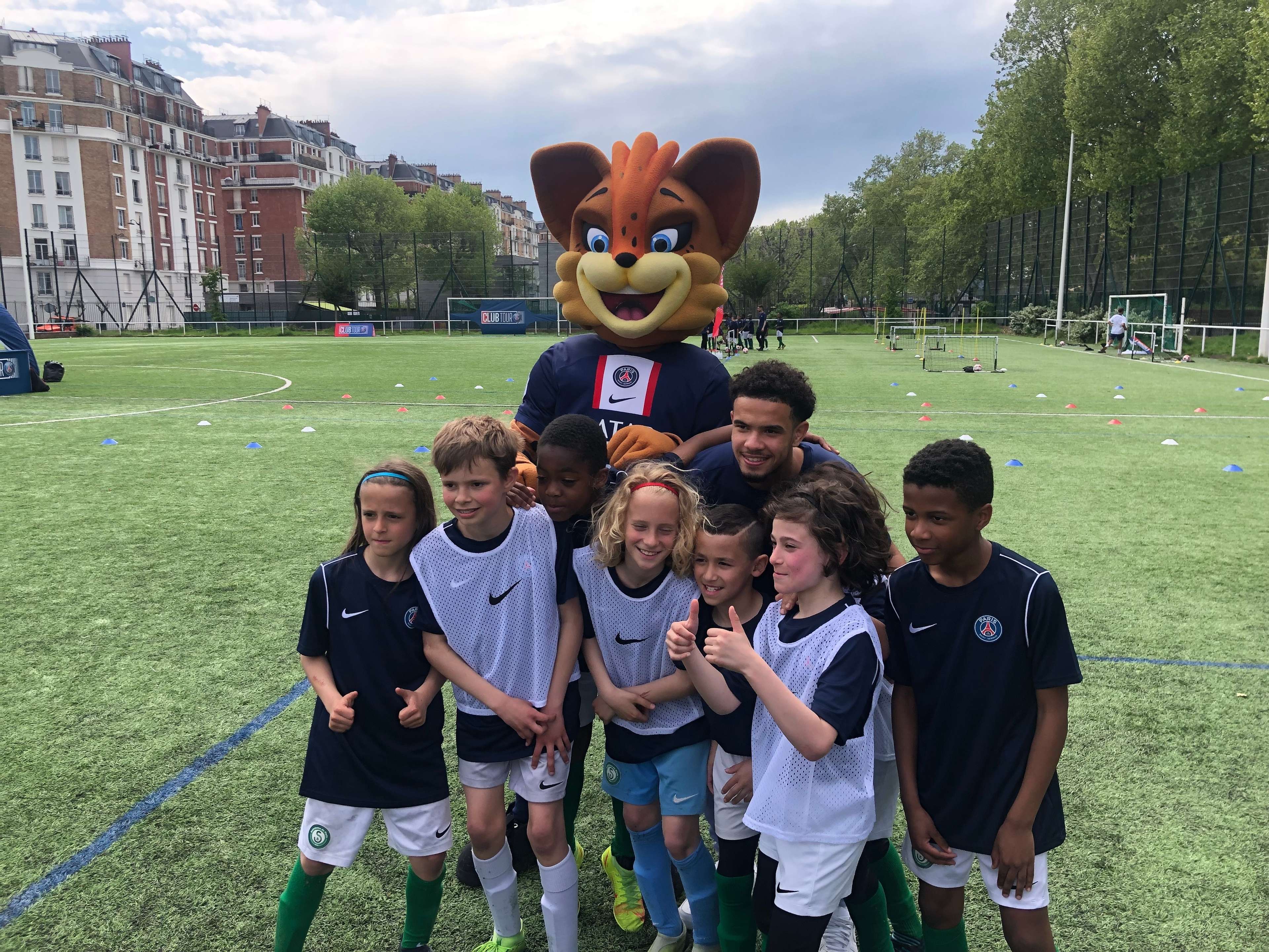 Warren Zaïre-Emery avec les enfants du club de la Salésienne (XVIIe)